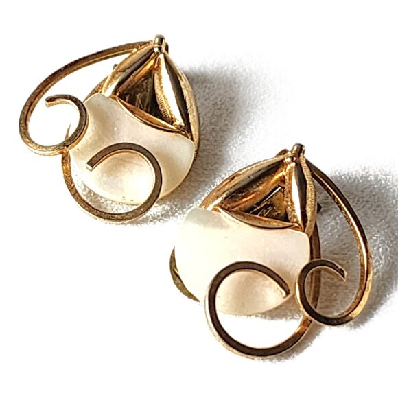 Mother of Pearl & gold-tone swirl clip-on earrings - Picture 2 of 8